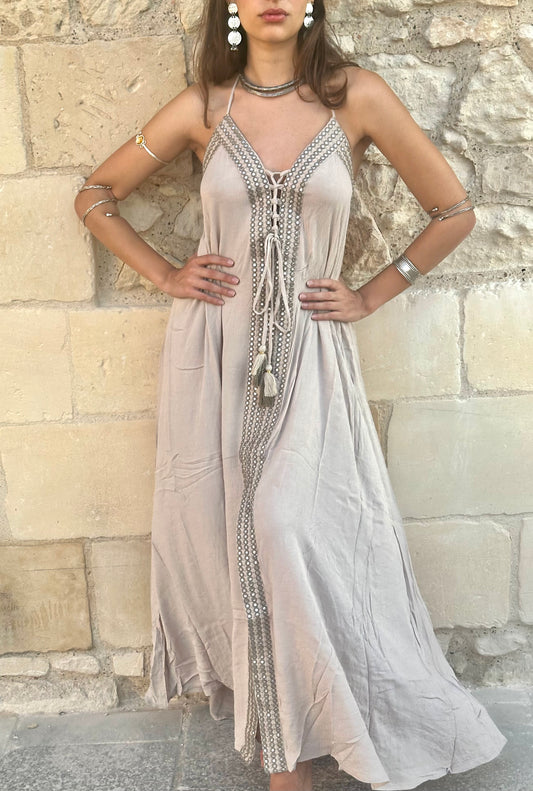 Abito lungo con ricami e applicazioni a specchietto